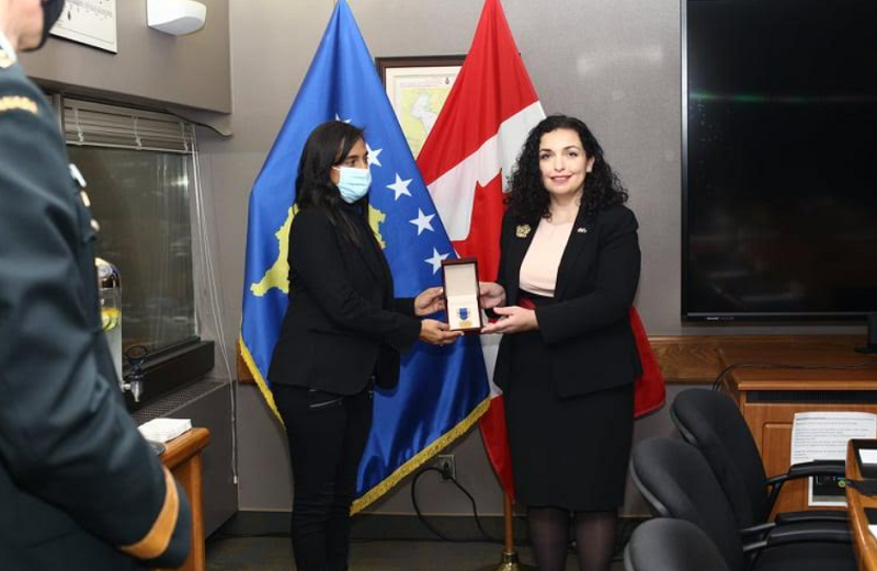 Vizita në Kanada/ Presidentja Osmani nderon me medalje ushtarake Forcat e Armatosura për ndërhyrjen në Kosovë