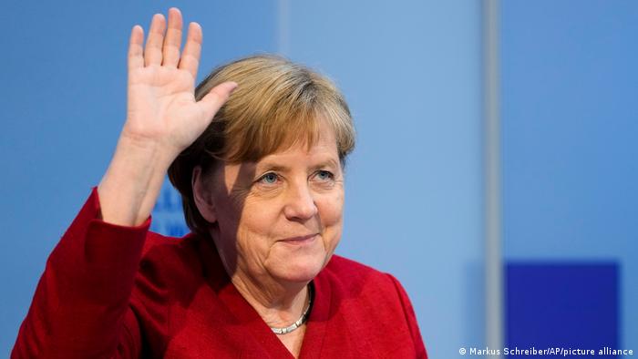 Lamtumira e Angela Merkel, ushtria gjermane nderon kancelaren në largim