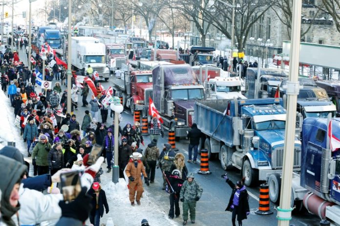 Jo vaksinës me detyrim/ Protesta e kamionistëve kanadez mbërrin në Ottawa