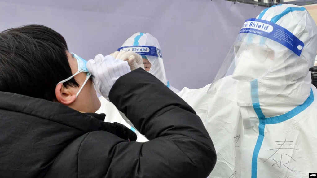 Rikthimi i COVID-19/ Kina përballet me valën më të rëndë të pandemisë prej 2020-ës
