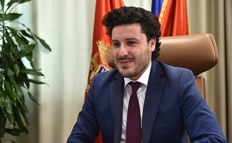Mali i Zi me kryeministër shqiptar, Parlamenti voton qeverinë Abazoviç