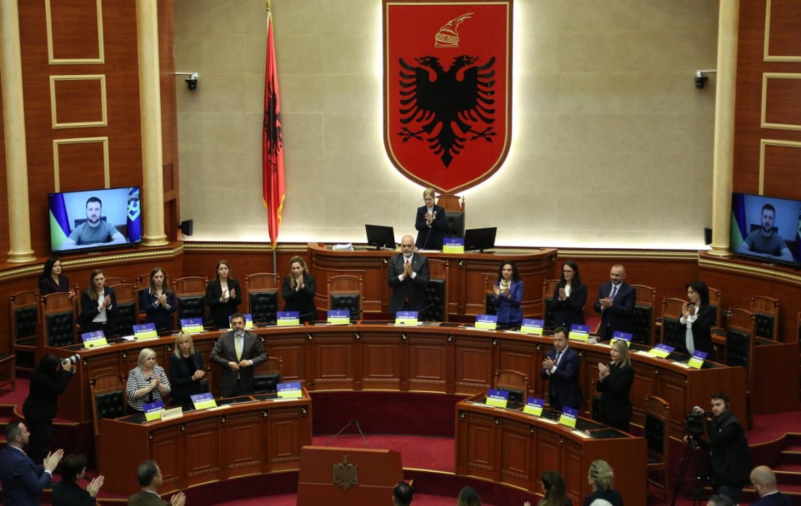 Zelensky mesazh në Parlamentin shqiptar: Kufizoni turistët rusë! Rama: I gjithë kombi ynë me ju!