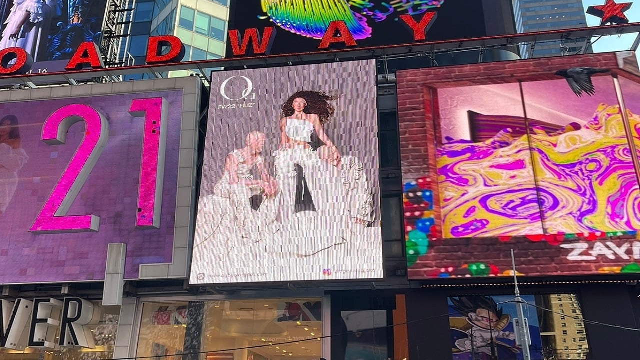 Brandi “Filiz” by Ola Gjoka flet shqip përpara mijëra syve në Times Square, prezantohet për Krishtlindje në New York