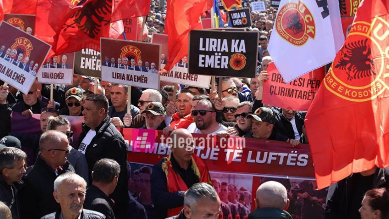 “Liria ka emër”/ UÇK çon në këmbë Kosovën, mijëra qytetarë protestojnë për drejtësi