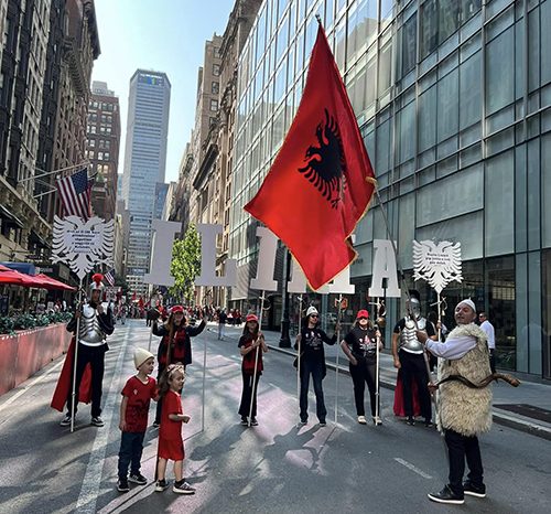 Shqiptarët derdhen lumë në New York, mbahet parada shqiptare
