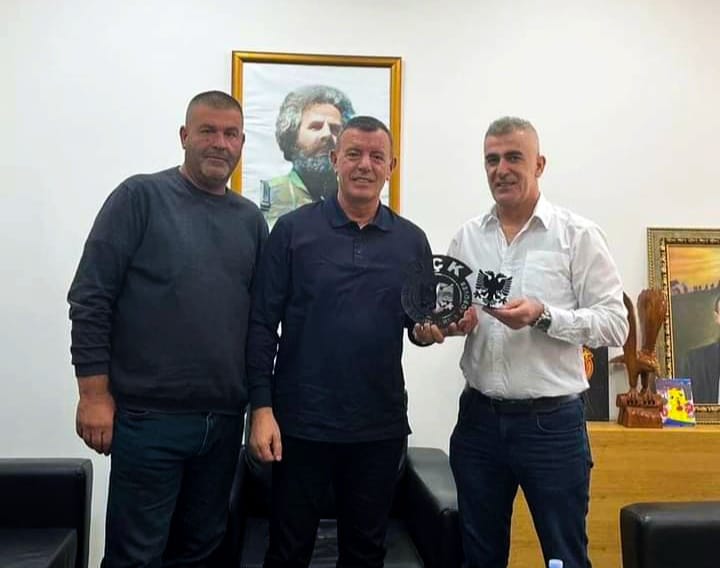MONTREAL/ Shqiptari donacion në Kosovë, dhuron pajisje elektronike për shkollat e Drenasit