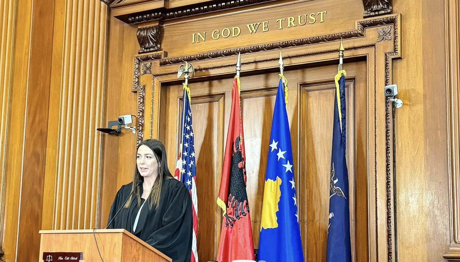 E para shqiptare/ Edit Shkreli betohet si gjyqtare në New York!