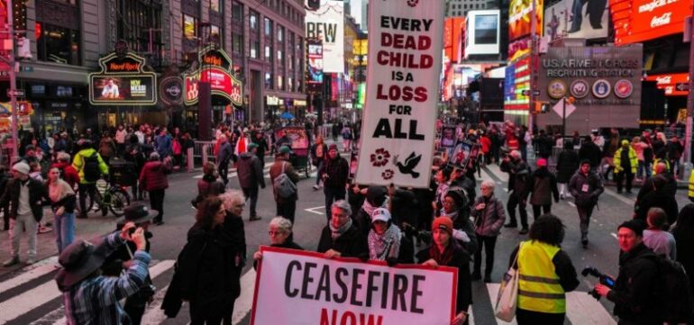 New York/ Mijëra njerëz u mblodhën në qytet për të kujtuar fëmijët e vrarë në Gaza