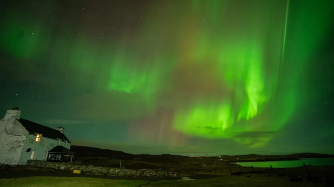 Dritat e Veriut dhurojnë spektakël në qiell, Aurora borealis ndriçon natën e Europës