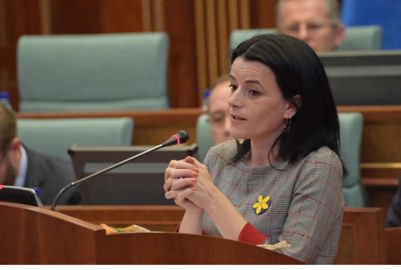 KOSOVA/ VASFIJE KRASNIQI GOODMAN: HESHTJA NUK DUHET TË JETË DËNIMI I DYTË I VIKTIMAVE