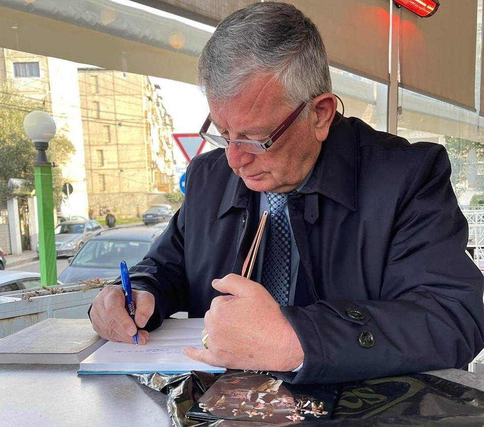 BOTIMI I RI/Esat Ruka, Mjeshtri i Madh që këndon jetën në faqet e librit “Nëpër shkallaret e artit dhe të kulturës”