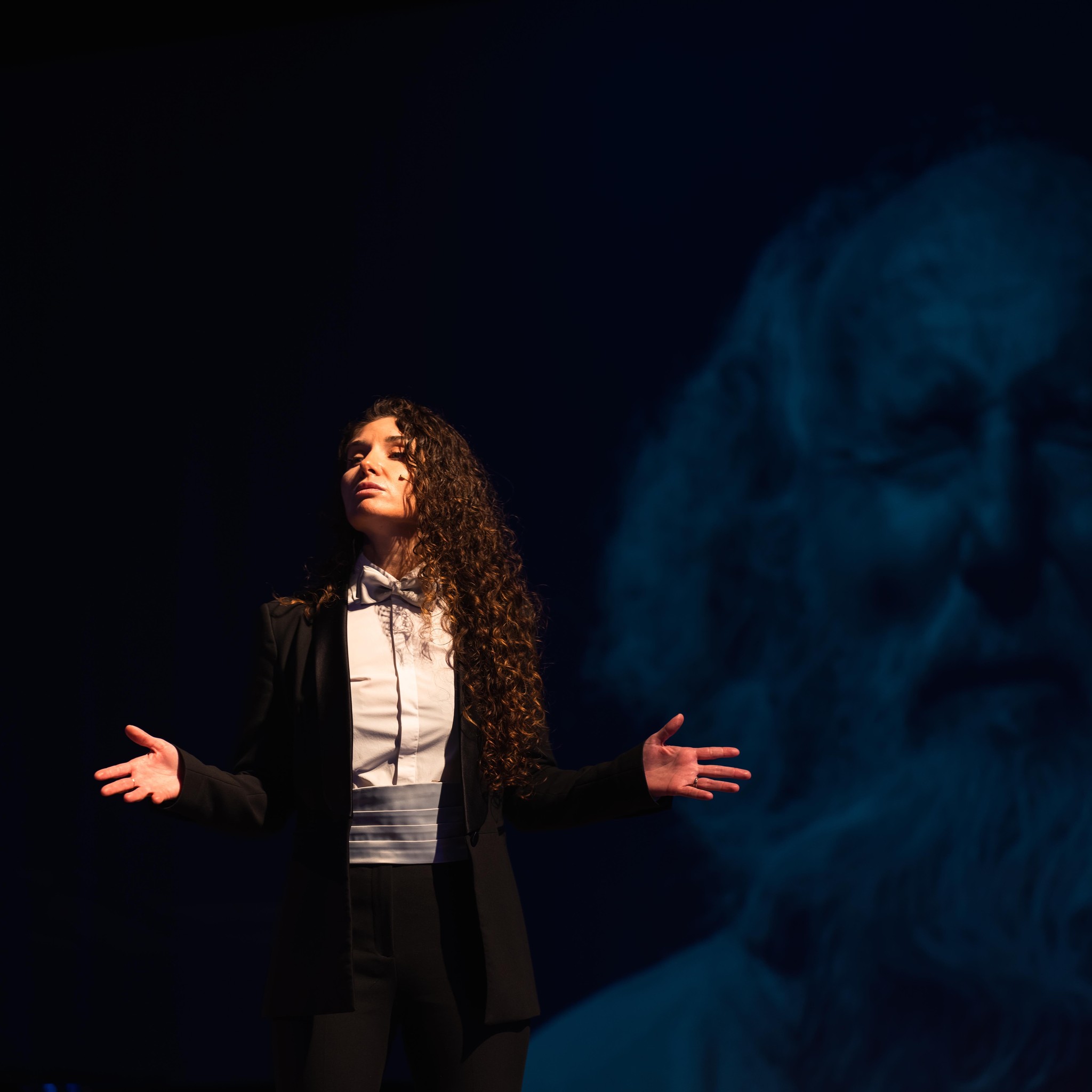 KANADA/ Kush është Mendi, vajza e ikonës Mirush Kabashi që sot moderon në Toronto