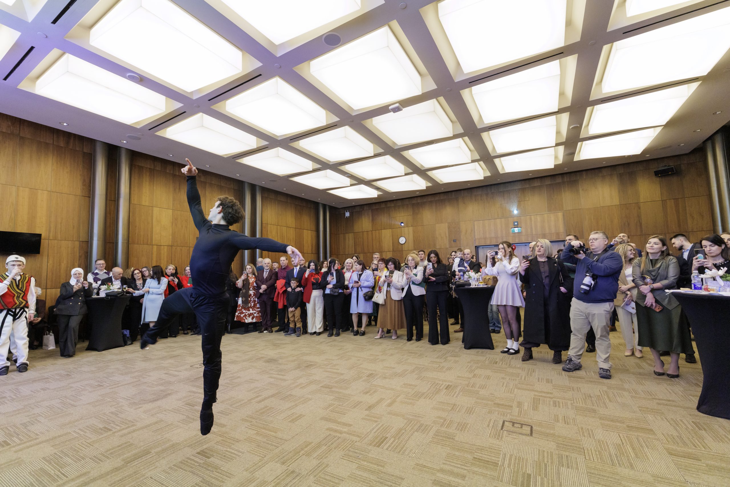 25@25/ Albjon Gjollaku, nga skenat mbretërore në Parlamentin e Kanadasë