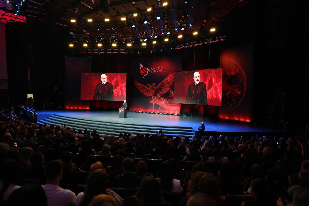 Atdheu nuk je ti! – Nga Arben Kallamata