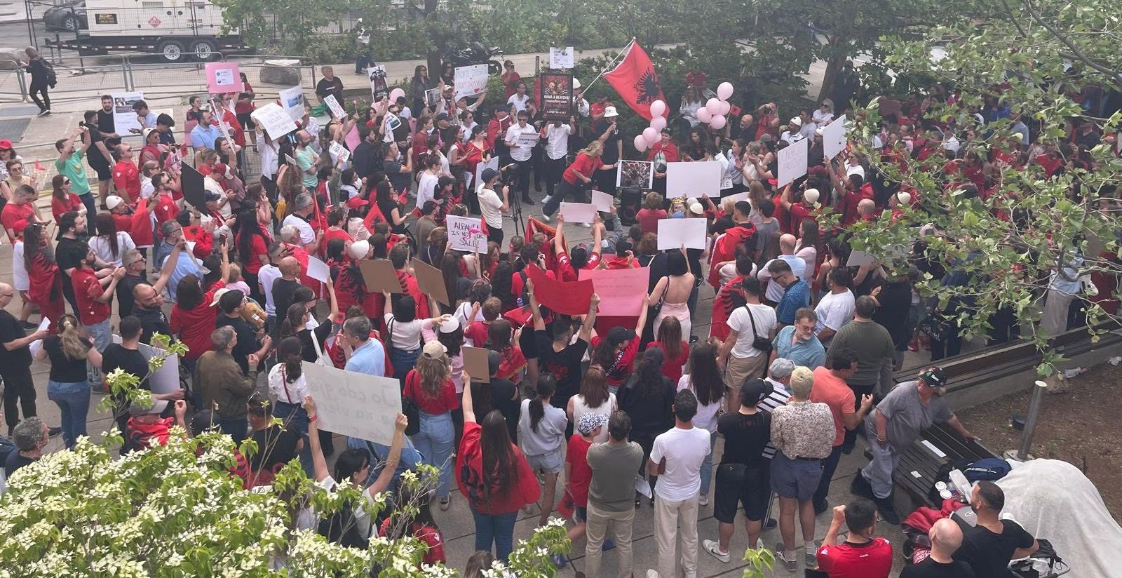“DIASPORA ËSHTË ME JU”, SHQIPTARËT E TORONTOS MBLIDHEN NË MBËSHTETJE TË PROTESTUESVE NË SHQIPËRI