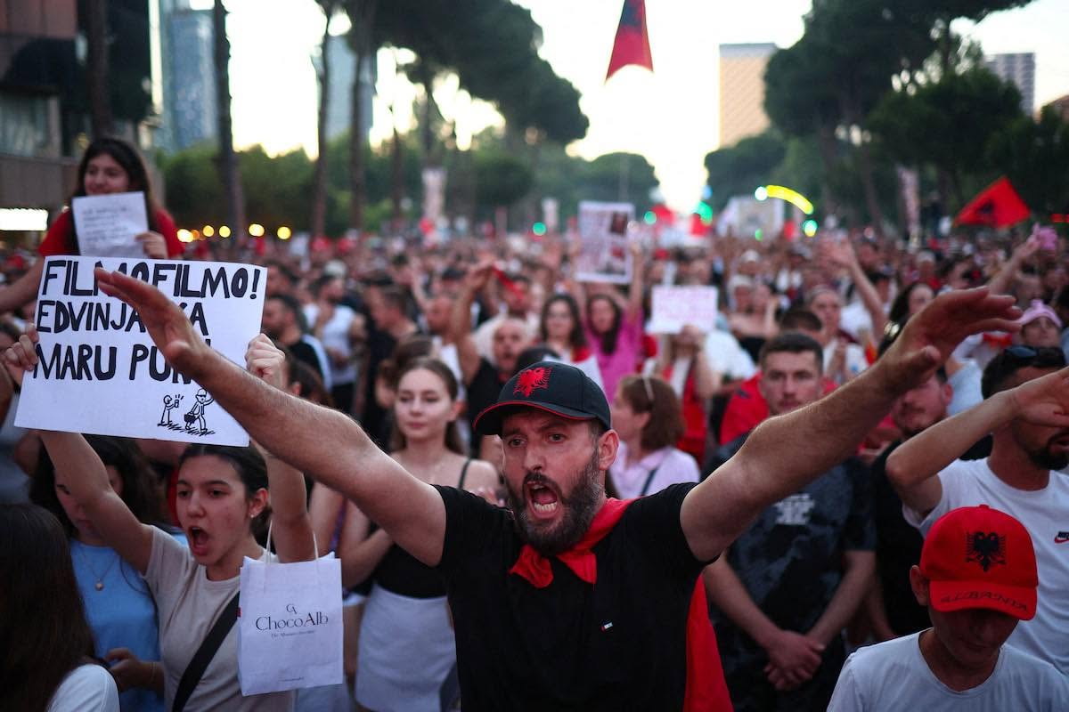 10 Mëkatet e mëdha të protestës – Nga Lutfi Dervishi