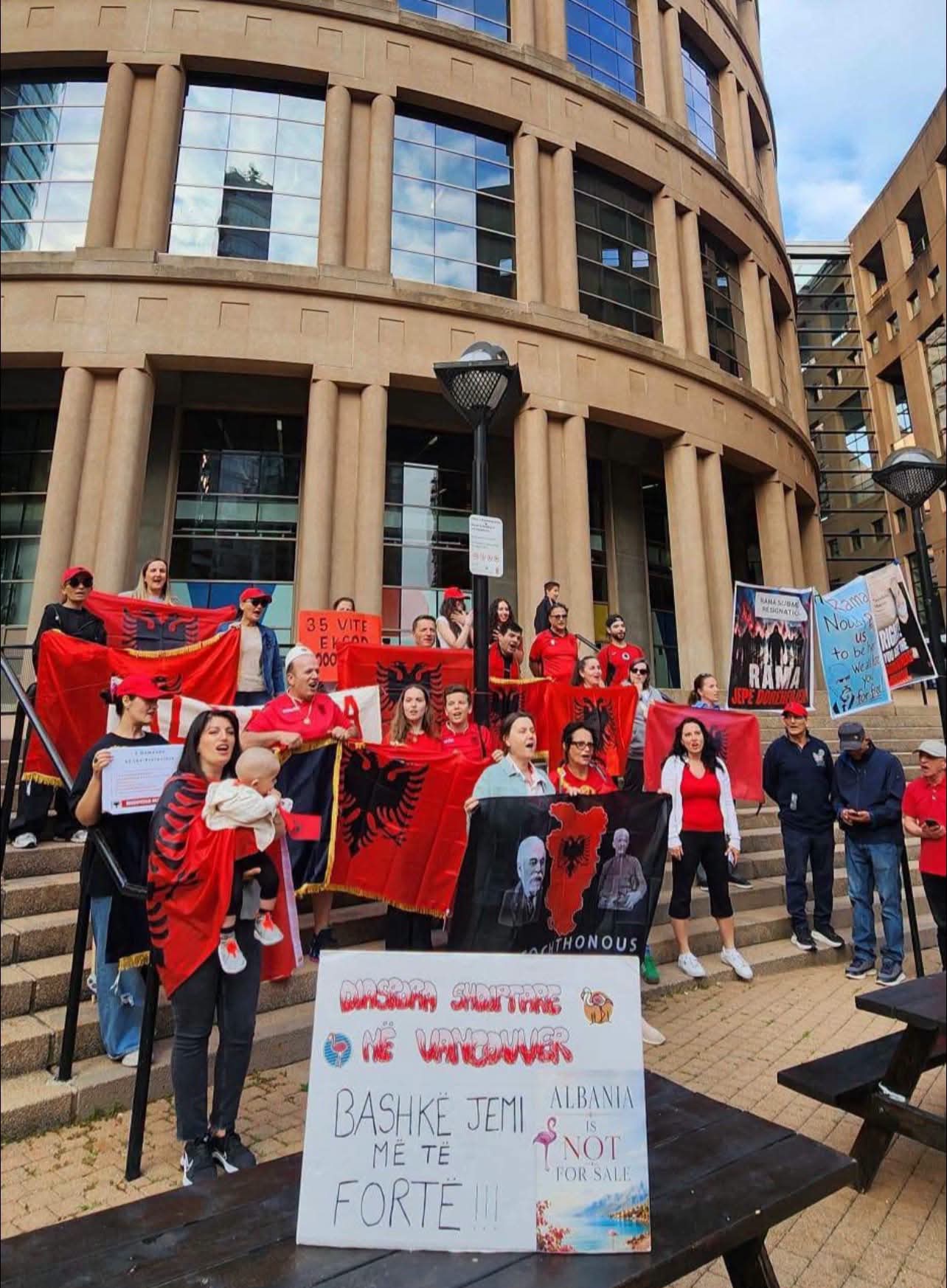 “Me ju deri në fund”: Mesazhi i diasporës shqiptare nga Vancouver për Tiranë