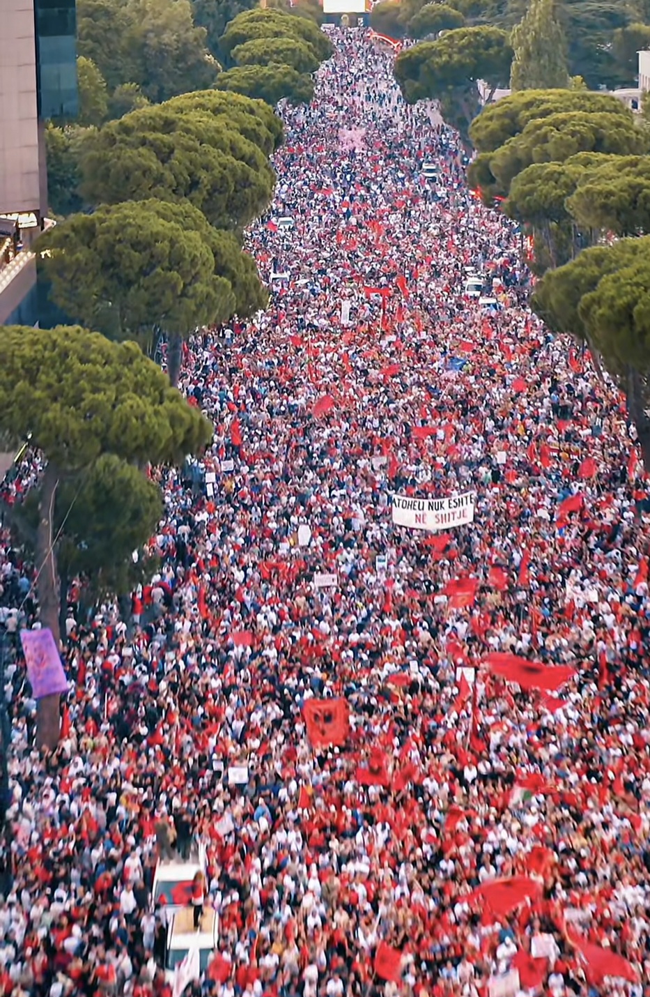 “Revolucioni i Flamingove”, 50 ditë në shesh: protesta që hyri në histori – Nga Blerina Ruka