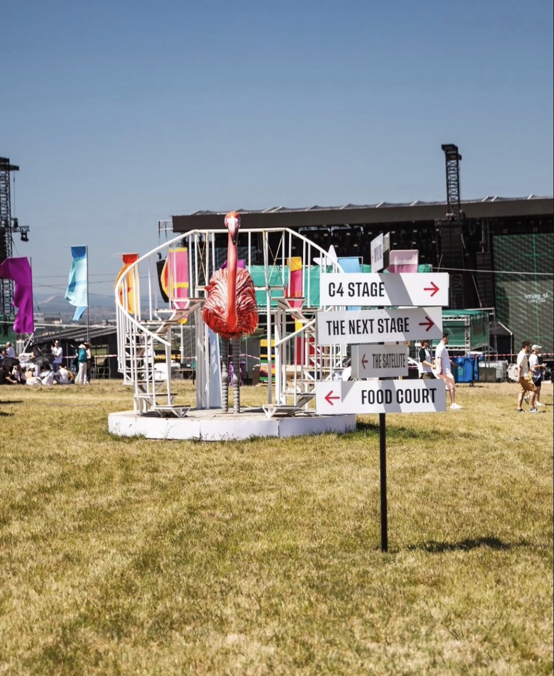 Nga Zvërneci në “Sunny Hill”: Flamingot e protestës pushtojnë festivalin e Dua Lipës
